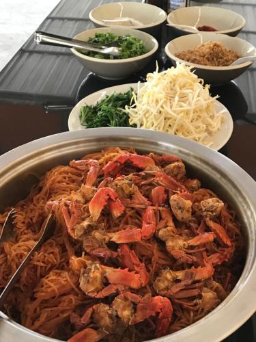 林信三通海滩度假酒店的桌上一碗食物,还有一碗食物