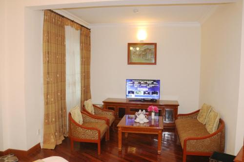 Una televisión o centro de entretenimiento en Central Hotel