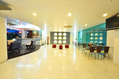 una hall con sedie e un bar in un edificio di The Great Hotel Hatyai a Hat Yai