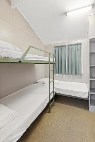 Ένα ή περισσότερα κρεβάτια σε δωμάτιο στο Dunbogan Caravan Park