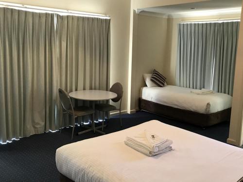 Katil atau katil-katil dalam bilik di Orange Motor Lodge