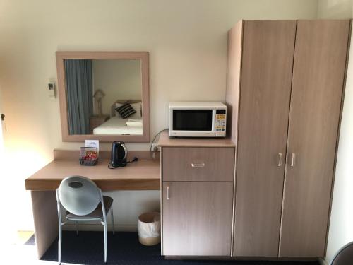 Η κουζίνα ή μικρή κουζίνα στο Orange Motor Lodge