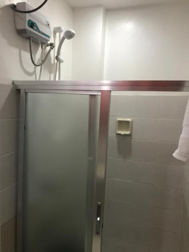 宿霧市的住宿－拉尼爾旅館，浴室里设有玻璃门淋浴