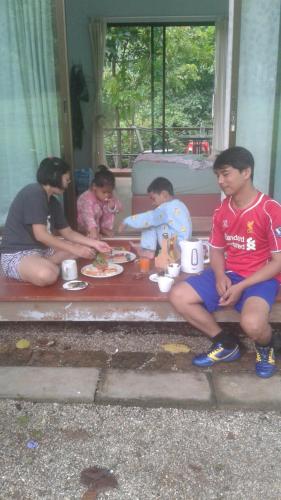 ผู้เข้าพักที่ Baanrai Saiyoknoi Resort