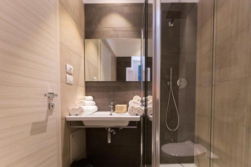 W łazience znajduje się umywalka i prysznic. w obiekcie Dimora Ciociola w mieście Manfredonia