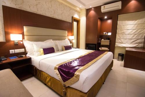 Giường trong phòng chung tại Aura hotel