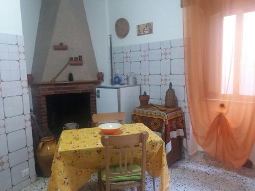 GagliatoにあるCasa Angelaのキッチン(テーブル、黄色のテーブルクロス付)