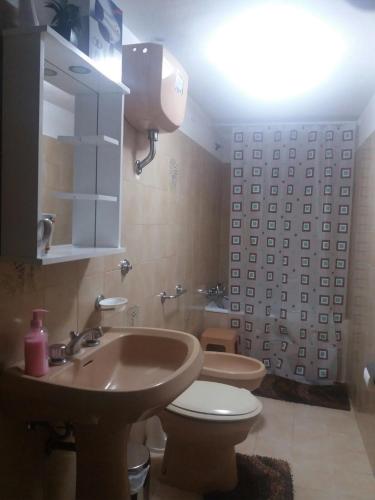 GagliatoにあるCasa Angelaのバスルーム(洗面台、トイレ付)