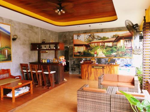 un soggiorno con un divano e un tavolo di Paradise Bungalows a Ko Chang