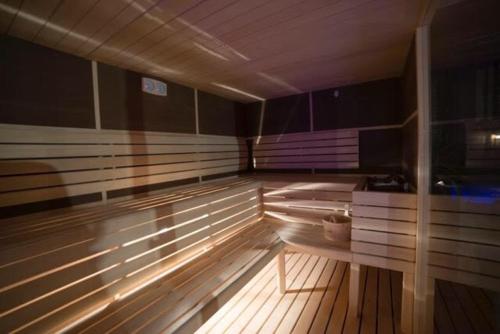 a empty room with a wooden floor and a tv at Hostal Rural & Spa Las Vistas in Pastrana