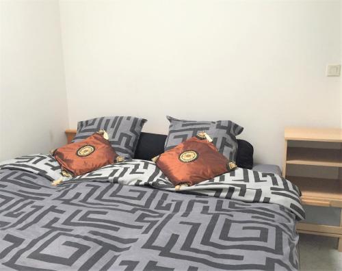 un lit avec deux oreillers dessus dans l'établissement Top Floor Apartment Santa Barbara, à Nice