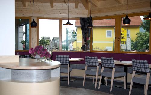 Ein Restaurant oder anderes Speiselokal in der Unterkunft Hotel Restaurant Perschler 
