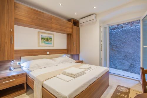 En eller flere senge i et værelse på Apartments Calma