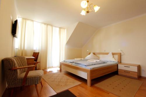 Un pat sau paturi într-o cameră la Hotel Adria Stuben