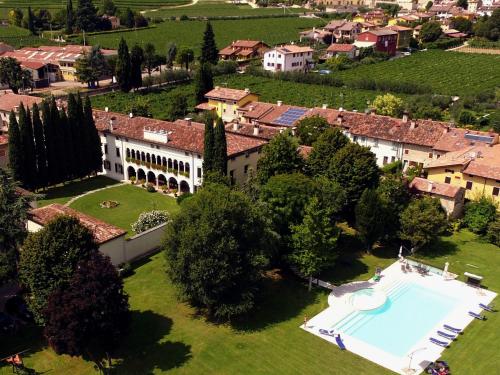 vista aerea su una grande tenuta con piscina di Relais Villa Selle a Fumane