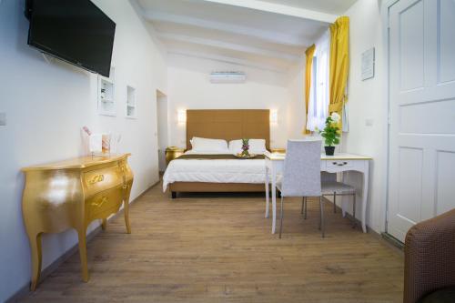 A bed or beds in a room at Hotel La Torraccia