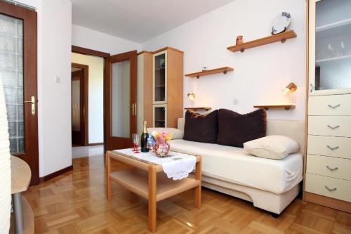 una pequeña habitación con una cama y una mesa en Lovely Sea View Apartments BJ, en Portorož