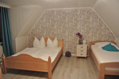 a bedroom with two twin beds and a wall at Haus Freitag in Itzehoe