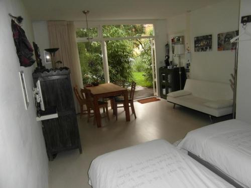 Giường trong phòng chung tại Achter het witte huis