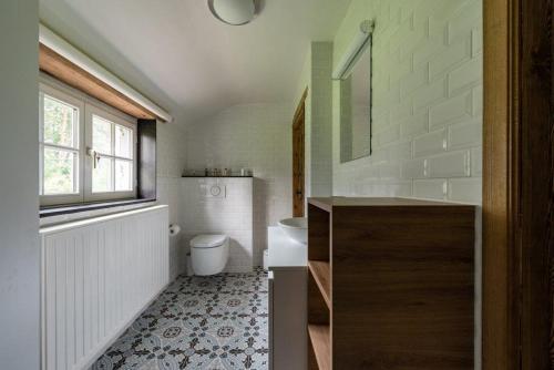 ニーウポールトにあるAmberのバスルーム(洗面台、トイレ付)、窓が備わります。