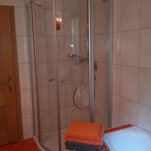 クライナルにあるFerienwohnung Franckのバスルーム(シャワー、オレンジタオル付)