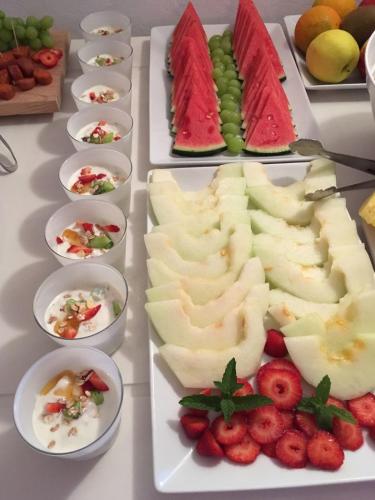 einen Tisch mit Teller mit Käse und Obst in der Unterkunft Boutique Hotel Sa Galera in Ca's Concos des Cavaller