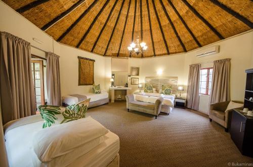 St Lucia的住宿－里迪克里奇酒店，一间带两张床的卧室和大型天花板