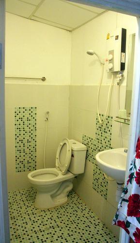 un baño con inodoro y lavabo en Garden Guesthouse, en Kampong Chhnang