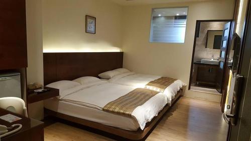Ein Bett oder Betten in einem Zimmer der Unterkunft Happy Hostel