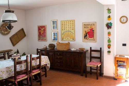 a dining room with a table and chairs at B&B Al Boschetto in Nemoli