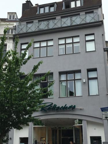アーヘンにあるPark Apartamentsの側面に看板がある建物