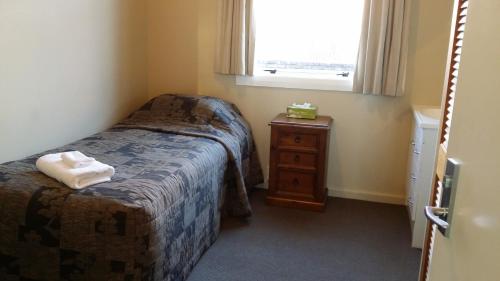 Tempat tidur dalam kamar di Railway Hotel Greymouth