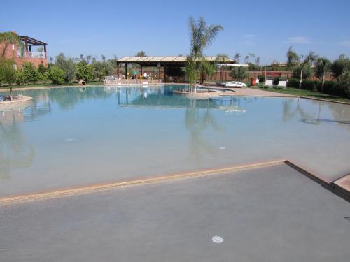 The swimming pool at or close to Résidence Habiba