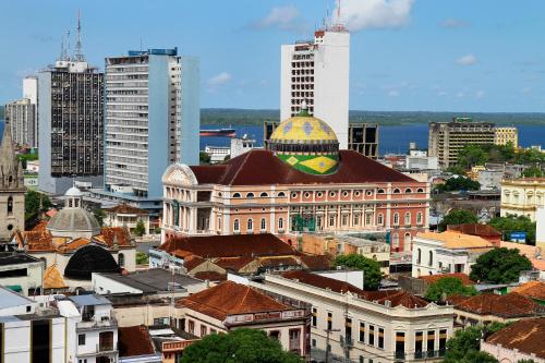 een uitzicht op een stad met een groot gebouw bij Hotel Saint Paul in Manaus