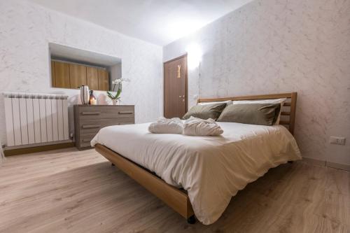 1 dormitorio con 1 cama con 2 almohadas en Susy Biennale Apartment - Canal View and Garden, en Venecia
