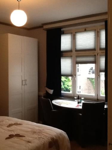 een slaapkamer met een bed en een raam bij Het Harlekijntje in Maastricht