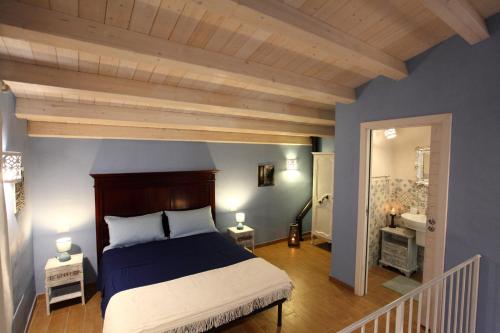 a bedroom with a bed and a wooden ceiling at jusu e susu montagna mare in Mistretta