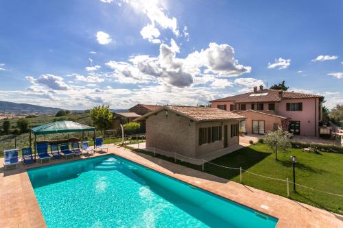 a swimming pool in the backyard of a house at Agriturismo La Rosa Montefalco in Montefalco
