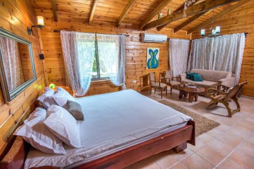 1 dormitorio con 1 cama en una cabaña de madera en Liora's Paradise, en Had Nes