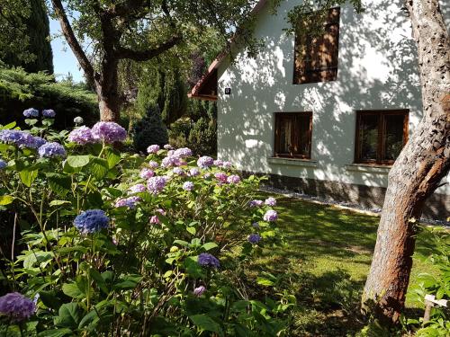 Ein Garten an der Unterkunft Chalupa na Šumavě, od soboty do soboty
