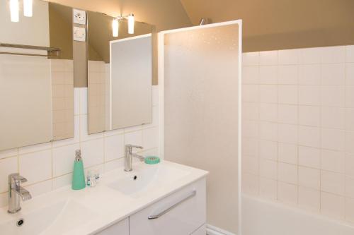 サン・マロにあるLa Cerisaieのバスルーム(シンク、鏡、シャワー付)