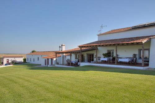 a house with a large lawn in front of it at Monte Da Morena Agro-Turismo in Serpa