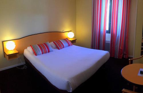 Una cama o camas en una habitación de Hotel Arc En Ciel