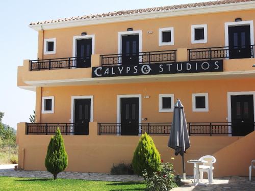 un edificio con un cartello che legge "Calvados Studios" di Calypso Luxury Studios a Vassiliki