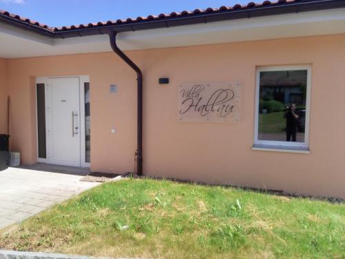 a person standing in a window of a house at Bed and Breakfast Villa Hallau in Hallau