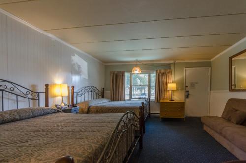 Habitación de hotel con 2 camas y sofá en Hyland Motor Inn, en Cape May Court House