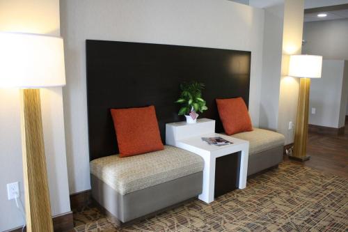 Posezení v ubytování Sleep Inn & Suites Galion