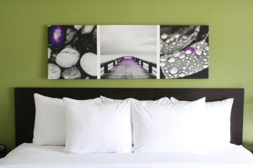 Postel nebo postele na pokoji v ubytování Sleep Inn & Suites Galion