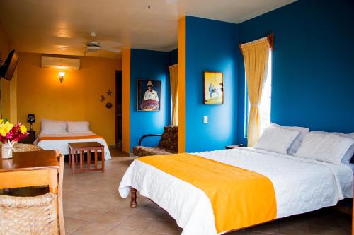 En eller flere senge i et værelse på Hotel Maya Vista