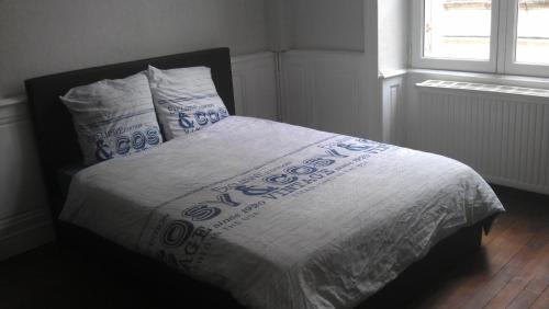 ポワティエにあるAparthotel Grand Rueのベッド(白い掛け布団、枕付)